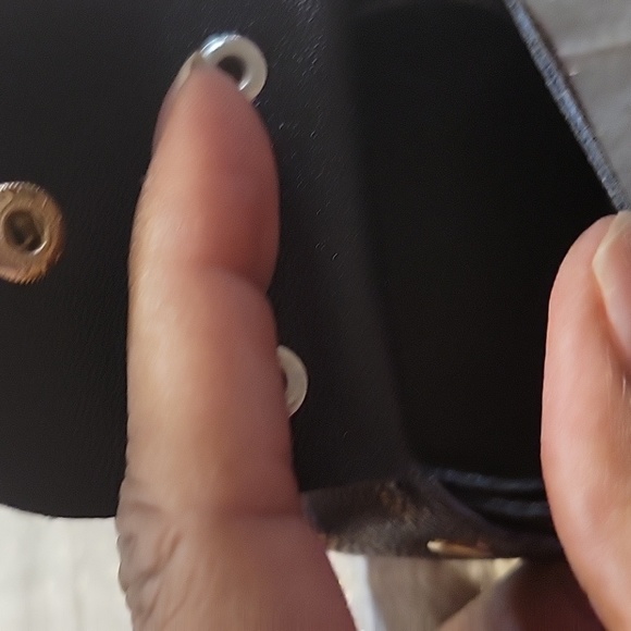 SMALL EAR POD HOLDER/ KEYCHAIN - Picture 3 of 4